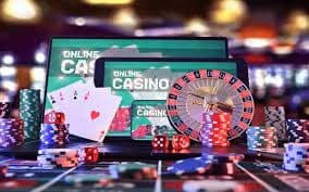 k74mmk Android iOS မိုဘိုင်း APP ဖြင့် Myanmar ကစားသမား ဘောလုံး Live Casino Slots ကစားနေသောမြင်ကွင်း